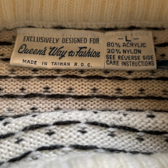 Queen’s Way to Fashion, Vintage Ladies Mock-neck Sweater, Size Large. - Picture 6 of 7